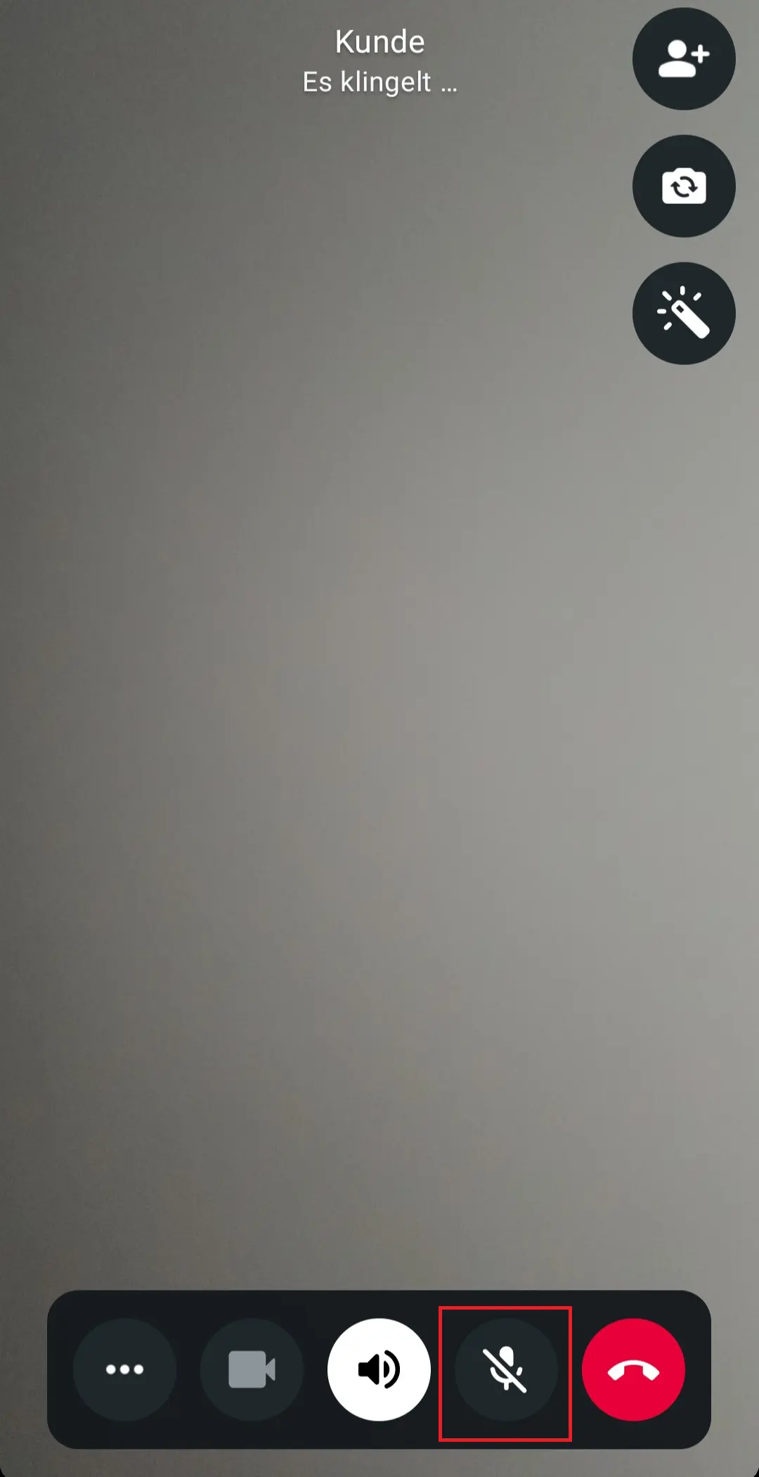 WhatsApp-Videoanruf: Durchgestrichenes Mikrofon-Symbol zum Stummschalten Bild: WhatsApp-Videoanruf: Durchgestrichenes Mikrofon-Symbol zum Stummschalten